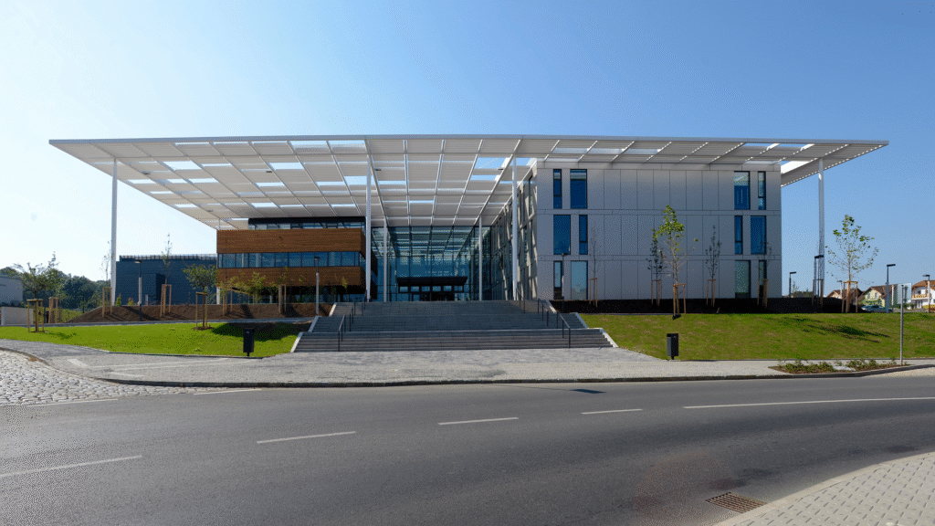 ELI-Beamlines Facility (Dolni Brezany, Cesko) https://www.eli-beams.eu/