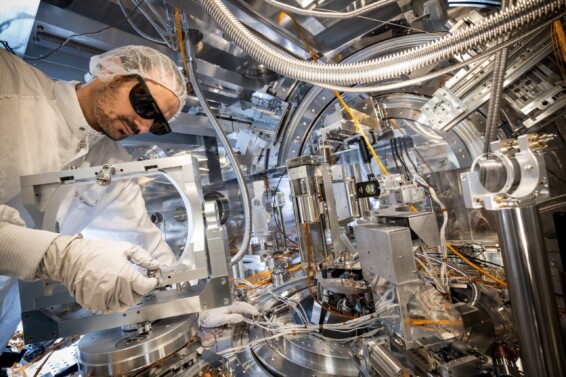 © European XFEL / Jan Hosan All rights reserved.
Beschreibung:
Die Experimentierstation HED (High Energy Density Science) dient der Erforschung von Materie unter extremen Druck- und Temperaturbedingungen oder sehr starken elektromagnetischen Feldern. Zu den wissenschaftlichen Anwendungen gehört die Untersuchung von Zuständen, wie sie im Inneren astrophysikalischer Objekte wie Exoplaneten bestehen, von Phasenzuständen unter extremem Druck, von Plasmen mit hoher Dichte oder von Phasenübergängen komplexer Feststoffe unter dem Einfluss starker Magnetfelder.
Description:
The HED experiment station will be used to study matter under extreme conditions of pressure, temperature, or electromagnetic fields. Scientific applications will be studies of matter occurring inside astrophysical objects such as exoplanets, of new extreme-pressure phases and solid-density plasmas, and of phase transitions of complex solids in high magnetic fields.